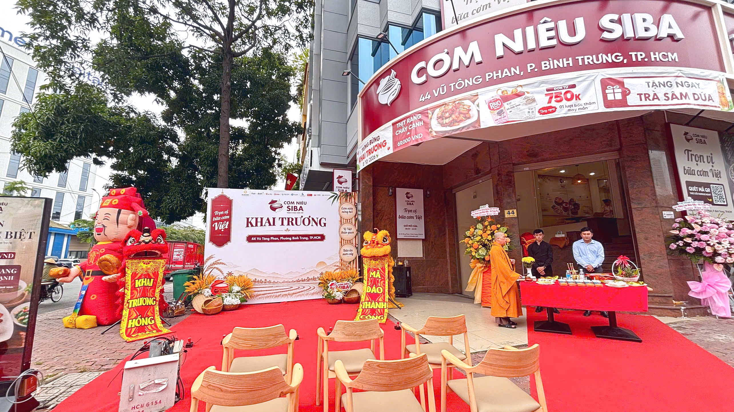 Mặt tiền nhà hàng Cơm Niêu SIBA được chuẩn bị cho chương trình khai trương. sai-gon-light-event-cung-cap-thiet-bi-khai-truong-nha-hang_17.jpg
