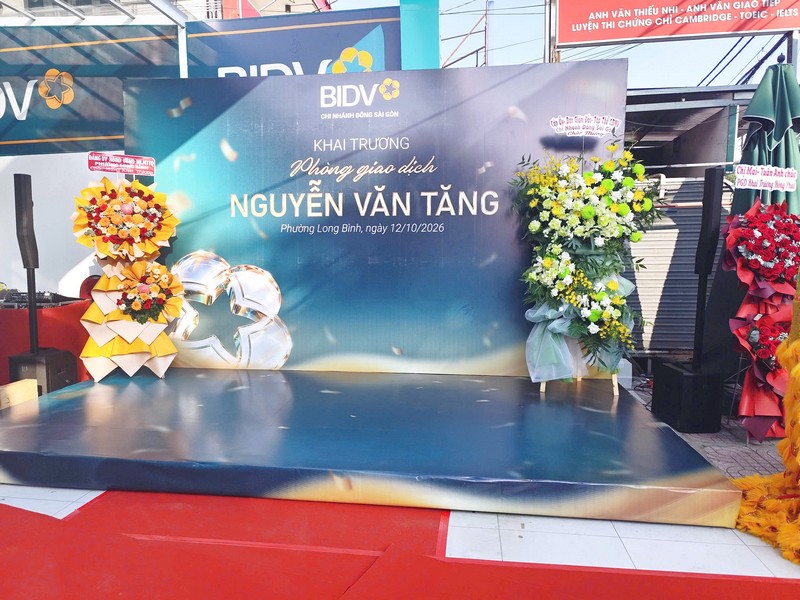 Sân khấu tông xanh trong lễ khai trương BIDV Phòng giao dịch Nguyễn Văn Tăng. sai-gon-light-event-dong-hanh-cung-bidv-qua-nhieu-le-khai-truong_1.jpg