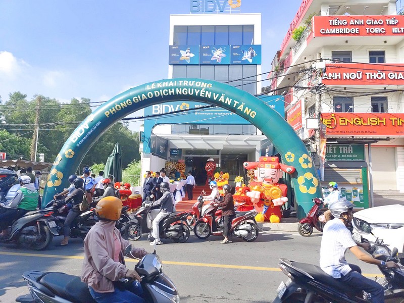 Cổng chào khai trương BIDV Phòng giao dịch Nguyễn Văn Tăng nhìn từ đường phố. sai-gon-light-event-dong-hanh-cung-bidv-qua-nhieu-le-khai-truong_11.jpg