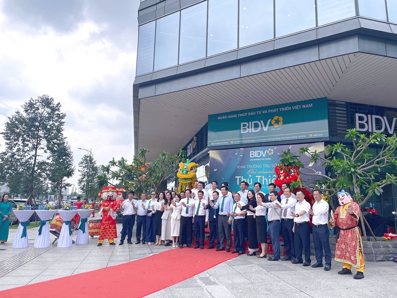 Khu vực tiếp khách khai trương BIDV Thủ Thiêm với bàn cocktail và thảm đỏ. sai-gon-light-event-dong-hanh-cung-bidv-qua-nhieu-le-khai-truong_5.jpg