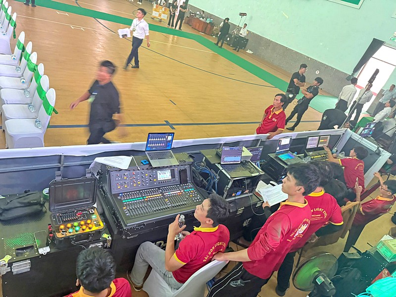 Khu vực FOH vận hành Lễ xuất quân Trường Tươi Đồng Nai truongtuoi/sai-gon-light-event-setup-thiet-bi-le-xuat-quan-truong-tuoi-dong-nai_1.jpg