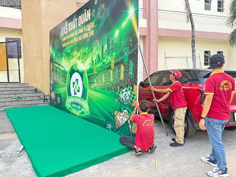 Đội ngũ Sài Gòn Light Event phối hợp lắp đặt, kiểm tra thiết bị và hoàn thiện các hạng mục kỹ thuật truongtuoi/sai-gon-light-event-setup-thiet-bi-le-xuat-quan-truong-tuoi-dong-nai_27.jpg