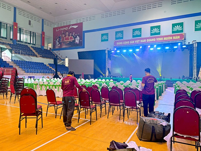Đội ngũ Sài Gòn Light Event phối hợp lắp đặt, kiểm tra thiết bị và hoàn thiện các hạng mục kỹ thuật truongtuoi/sai-gon-light-event-setup-thiet-bi-le-xuat-quan-truong-tuoi-dong-nai_35.jpg
