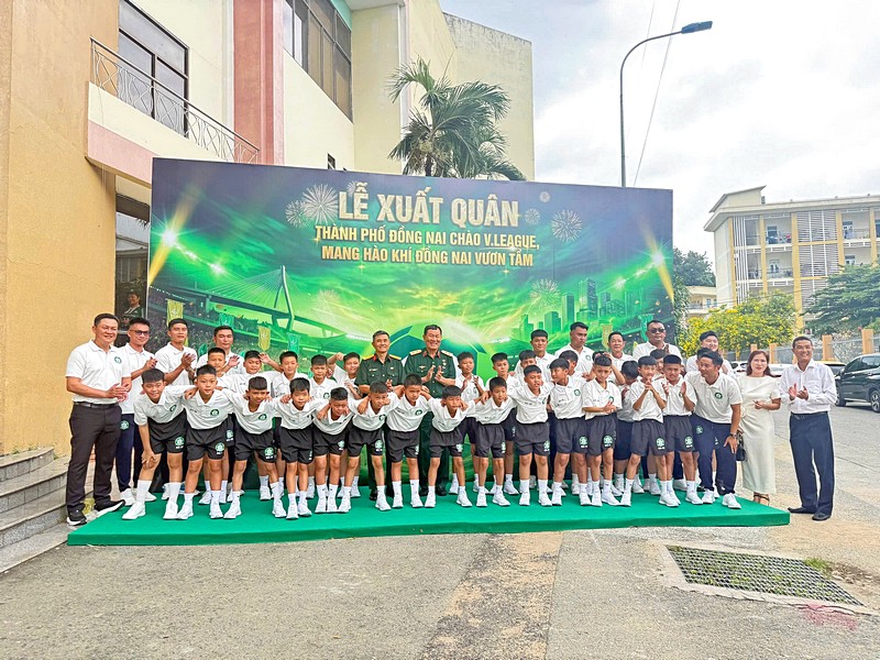 Đại diện câu lạc bộ, khách mời và các cầu thủ trẻ lưu lại khoảnh khắc tại khu vực backdrop của Lễ xuất quân. truongtuoi/sai-gon-light-event-to-chuc-le-xuat-quan-clb-truong-tuoi-dong-nai-vleague-2026-2027_12.jpg
