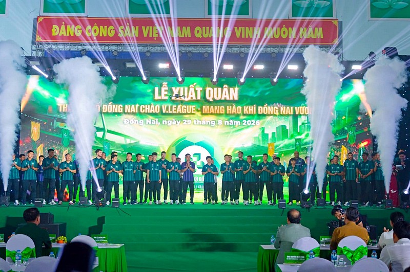 Học viên Trường Tươi Đồng Nai trên sân khấu lễ xuất quân truongtuoi/sai-gon-light-event-to-chuc-le-xuat-quan-clb-truong-tuoi-dong-nai-vleague-2026-2027_5.jpg