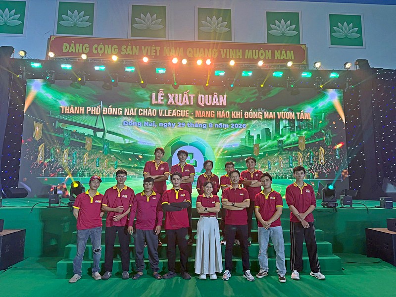 Đội ngũ Sài Gòn Light Event hoàn thành công tác setup và vận hành kỹ thuật cho Lễ xuất quân Trường Tươi Đồng Nai. sai-gon-light-event-to-chuc-le-xuat-quan-clb-truong-tuoi-dong-nai-vleague-2026-2027_91.jpg