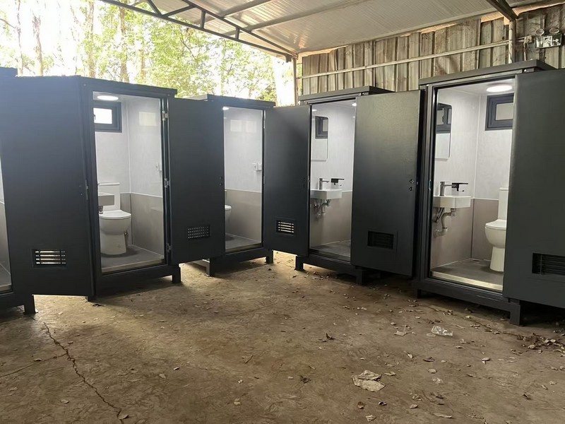 Cụm toilet di động được bố trí để phục vụ người tham dự sự kiện. /thietbisukien/nhavesinhdidong1.jpg