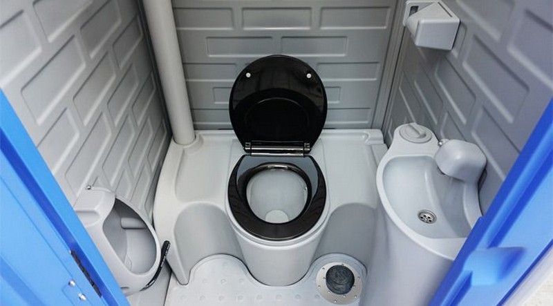 Không gian bên trong toilet di động. /thietbisukien/nhavesinhdidong5.jpg