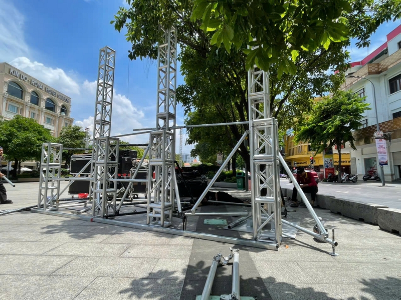 Hậu trường setup khung truss do Sài Gòn Light Event thi công hau-truong-setup-su-kien-yoga-2026-06.jpg