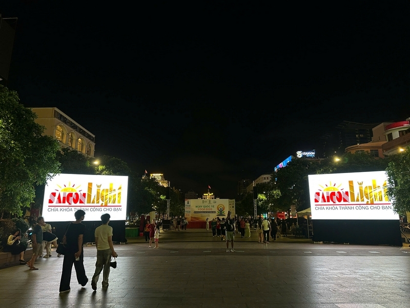 Hệ thống màn hình LED đã được đội ngũ kỹ thuật Sài Gòn Light Event lắp đặt từ tối hôm trước man-hinh-led-su-kien-doanh-nghiep-07.jpg