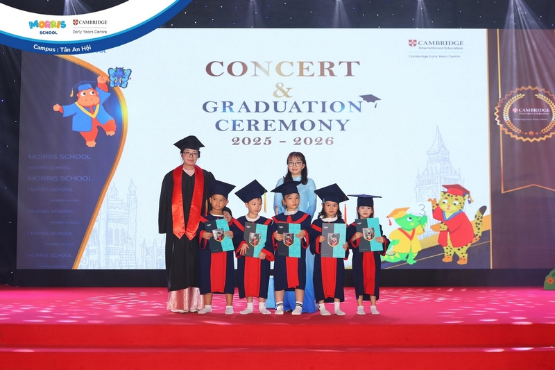Che vải và xử lý không gian giúp sân khấu sự kiện trường học gọn gàng hơn khi lên hình 11_le-tot-nghiep-bieu-dien-am-nhac-morris-school-2026.jpg