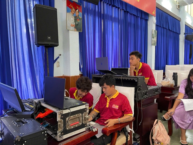 Hệ thống âm thanh ánh sáng phục vụ phần phát biểu, trình chiếu và biểu diễn âm nhạc được đội ngũ Sài Gòn Light Event kiểm tra kĩ 27_le-tot-nghiep-bieu-dien-am-nhac-morris-school-2026.jpg