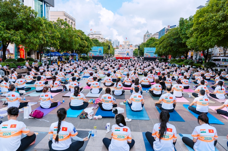 Toàn cảnh Ngày Quốc tế Yoga 2026 tại Phố đi bộ Nguyễn Huệ, TP.HCM với quy mô hơn 2.000 người tham dự. ngay-quoc-te-yoga-2026-pho-di-bo-nguyen-hue-01.jpg